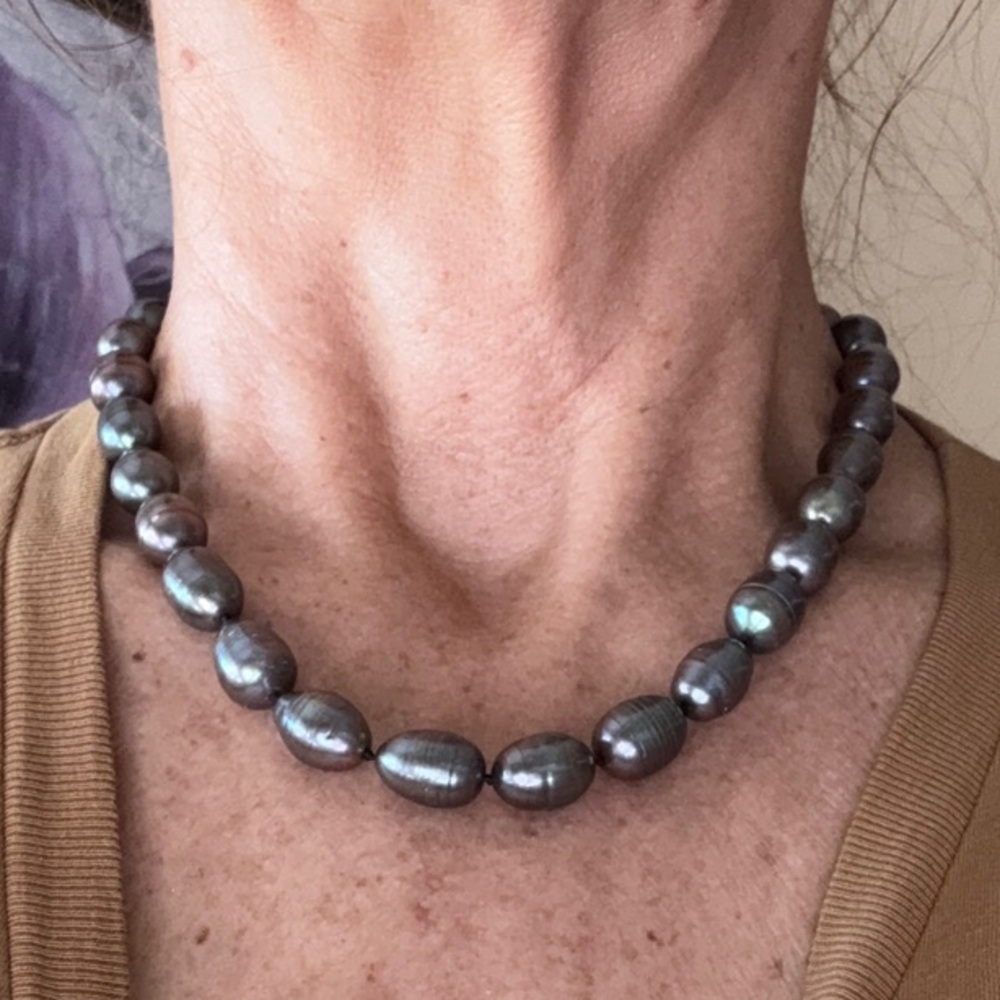 Elegant Pearl Necklace - Picture 3 of 6